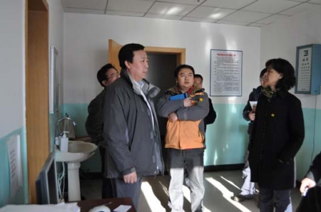 基金会副秘书长陶鸣在丰宁县医院考察白内障情况
