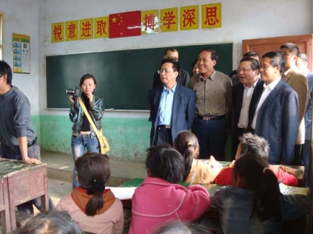 全国人大常委会副委员长、民建中央主席、基金会理事长陈昌智在贵州黔西看望山区的孩子们
