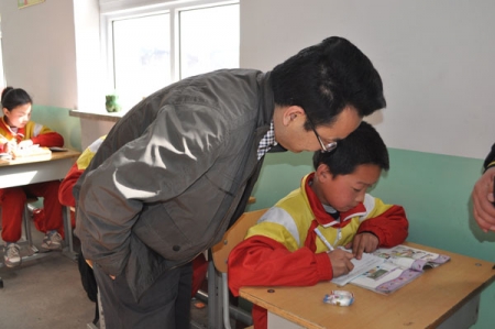 基金会人员在思源华侨小学看望正在上课的孩子们