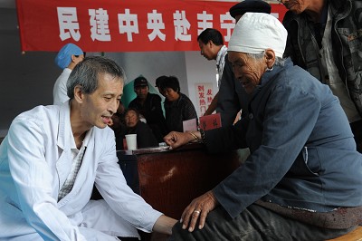 来自北京友谊医院骨科主任医师鲁英在给四扎拉村78岁的村民孙贵芳做检查